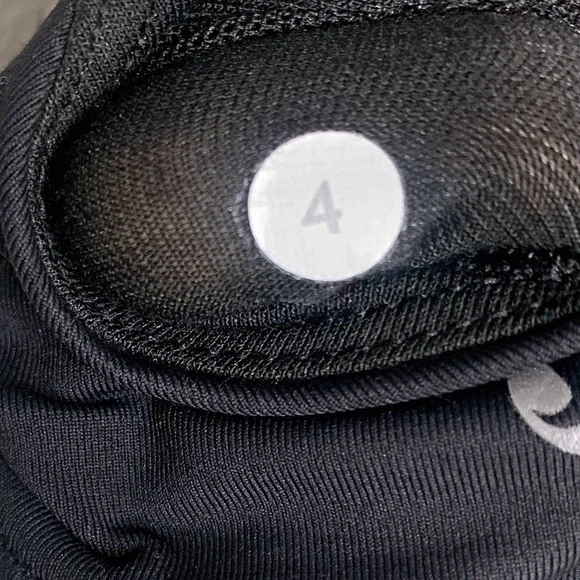 Lululemon Energy Bra in Flat Inky Floral Embossed Black - Picture 7 of 8